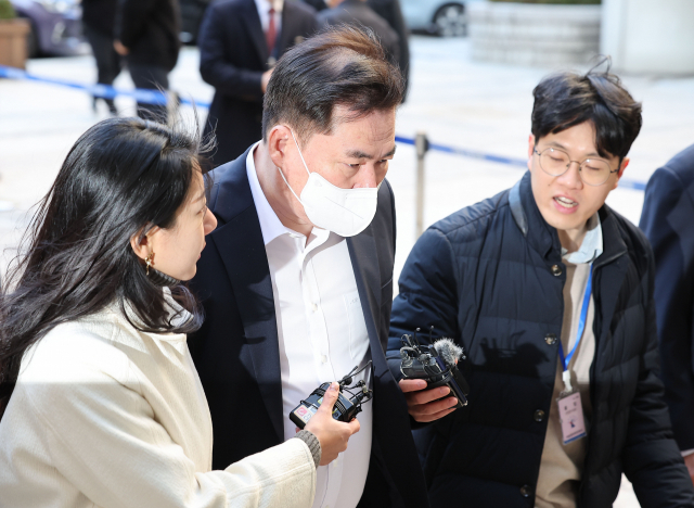 유동규 전 성남도시개발공사 본부장이 4일 오전 서울 서초동 서울중앙지법에서 열리는 대장동 개발 사업 로비·특혜 의혹 관련 속행 공판에 출석하고 있다. 연합뉴스