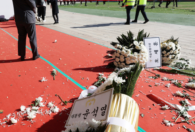 4일 오후 서울 중구 시청 앞 서울광장에 마련된 이태원 참사 희생자 합동 분향소에 윤석열 대통령과 오세훈 서울시장의 근조화환이 쓰러져 있다. 연합뉴스