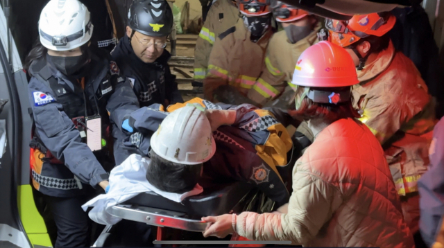 경북 봉화군 아연 채굴 광산 매몰사고 열흘째인 4일 오후 11시께 구조 당국은 고립됐던 작업자 2명이 생환했다고 밝혔다. 연합뉴스