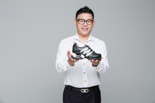 권동혁 워크도니 회장이 사물인터넷 칩이 결합된 기능성 신발을 들어보이고 있다. 사진 제공=워크도니