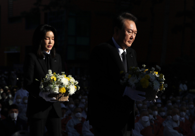 윤석열 대통령과 김건희 여사가 4일 오후 서울 종로구 조계사에서 열린 '이태원 참사 희생영가 추모 위령법회'에 참석, 헌화하고 있다. 대통령실통신사진기자단