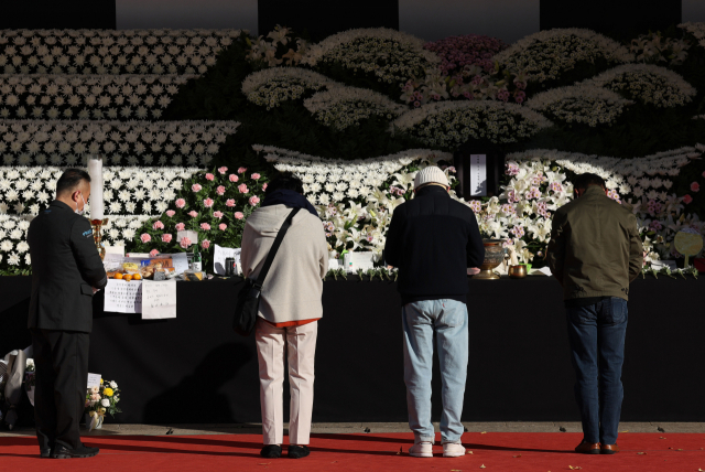 4일 시민들이 서울광장에 마련된 핼러윈데이 이태원 참사 희생자 합동 분향소를 조문하고 있다. 연합뉴스