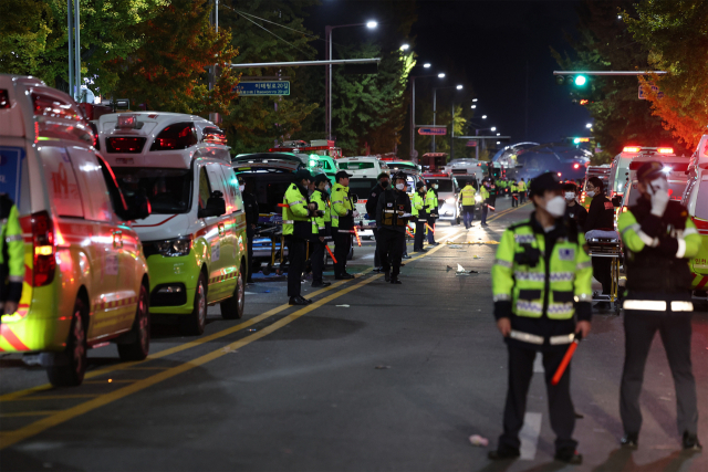 30일 오전 서울 용산구 이태원 핼러윈 인명사고 현장에 구급차가 모여있다./연합뉴스