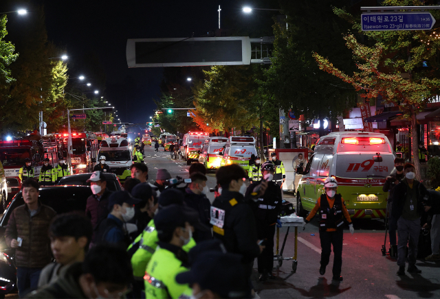 30일 오전 서울 용산구 이태원 핼러윈 인명사고 현장에 구급차가 모여있다./연합뉴스