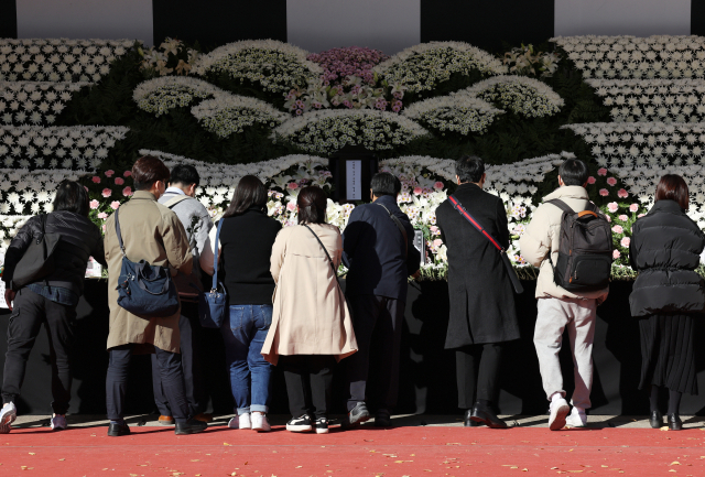 5일 서울광장에 마련된 핼러윈데이 이태원 참사 희생자 합동 분향소를 찾은 시민들이 조문을 하고 있다. 연합뉴스