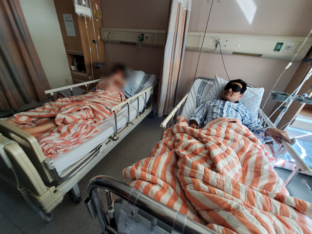 봉화 광산붕괴사고로 매몰됐다가 구조된 광부들이 5일 입원해 있는 경북 안동병원 병실에 누워 대화를 나누고 있다. 안동=연합뉴스