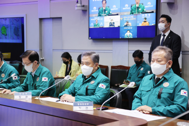 이상민 행안부 장관이 5일 정부서울청사 중앙재난안전대책본부 상황실에서 열린 이태원 사고 중대본 회의에 참석해 있다. 연합뉴스