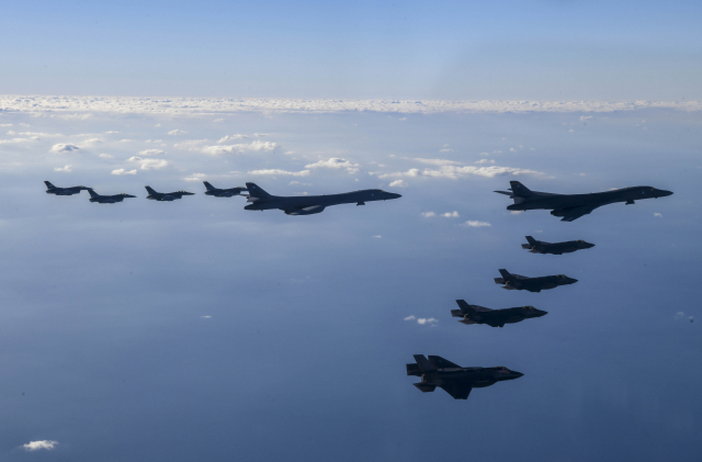 미국 공군 전략폭격기 B-1B '랜서' 2대가 5일 한반도 상공에 전개돼 미측 F-16 전투기 4대, 우리 공군 F-35A 스텔스 전투기 4대와 함께 훈련했다. /사진제공=합동참모본부 제공