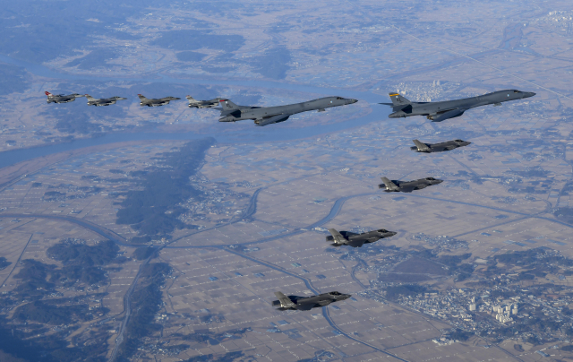 한미 공군이 5일 연합공중훈련인 ‘비질런트 스톰’을 실시하고 있다. 이날 훈련에는 미국 공군 B-1B 전략폭격기(가운데) 2대와 한국 F-35A(오른쪽) 4대, 미국 F-16(왼쪽) 4대가 투입됐다.사진제공=합참