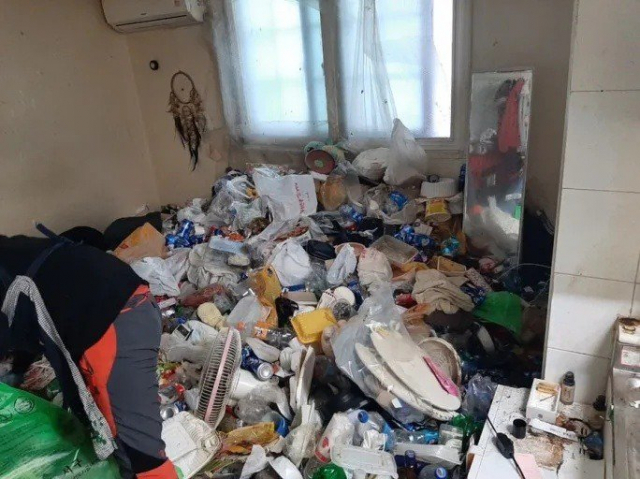 이준서씨(가명·35)가 거주하는 4평 고시원방이 쓰레기로 가득 차 있다. 온라인 커뮤니티 캡처