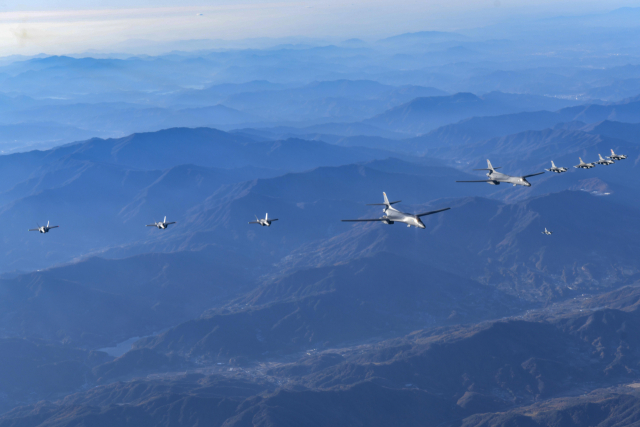 미국 공군 전략폭격기 B-1B '랜서' 2대가 5일 한반도 상공에 전개돼 미측 F-16 전투기 4대, 우리 공군 F-35A 스텔스 전투기 4대와 함께 훈련했다. /사진제공=합동참모본부 제공