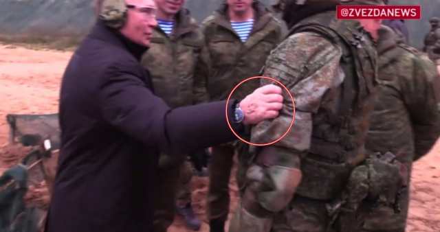 공개된 영상에서 검고 올록볼록한 자국이 나 있는 푸틴의 손등. 트위터 갈무리