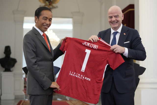조코 위도도 인도네시아 대통령이 10월 18일(현지 시간) 잔니 인판티노 FIFA 회장과 만나 1일 발생한 축구장 참사 사건의 경기장을 철거하고 국제축구연맹(FIFA) 기준에 맞게 다시 짓겠다고 밝혔다.AP연합뉴스