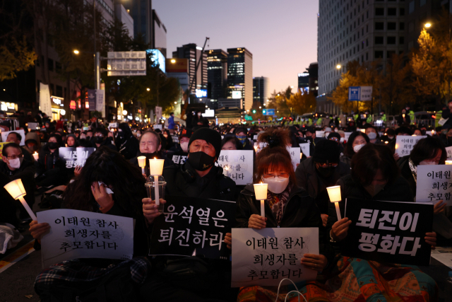 5일 시청역 인근에서 핼러윈데이 이태원 참사 희생자 추모 및 정부 규탄 촛불집회가 열리고 있다.