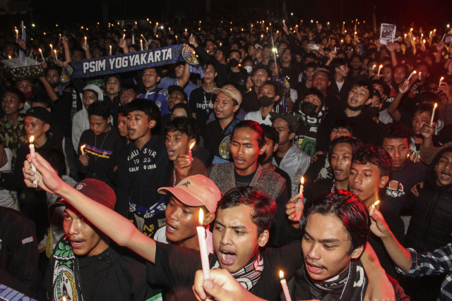 지난달 6일(현지시간) 인도네시아 슬레만에서 시민들이 압사 희생자들을 추모하고 경찰 측 책임을 요구하고 있다.AP연합뉴스