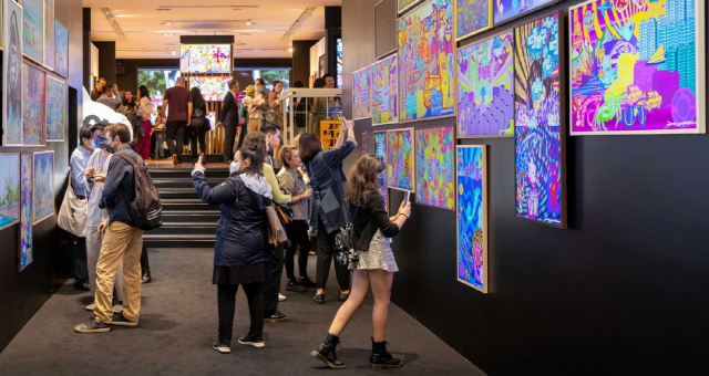 홍콩 대형 쇼핑몰 하이산 플레이스에 위치한 샤우트 갤러리를 찾은 관람객들이 삼성전자 '더 프레임' TV를 활용해 전시된 예술 작품을 감상하고 있다. 사진 제공=삼성전자