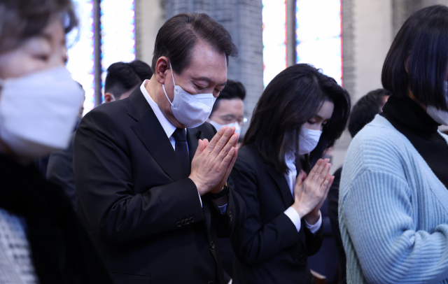 윤석열 대통령과 김건희 여사가 6일 서울 중구 명동성당에서 열린 이태원 참사 희생자 추모 미사에 참석, 기도하고 있다. 연합뉴스