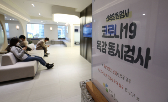 독감 환자가 1주일 사이 22.4% 증가한 것으로 나타난 4일 서울 시내의 한 이비인후과에 코로나19와 독감 동시 검사 안내문이 놓여있다. 연합뉴스