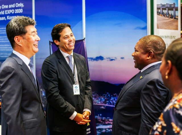 최원석(왼쪽) 주모잠비크 한국대사가 지난달 모잠비크공화국 마푸투에서 열린 모잠비크 국제관광박람회에서 필리프 뉴시(〃 세 번째) 모잠비크공화국 대통령과 만나 부산세계박람회 유치 활동을 위한 환담을 하고 있다. 사진제공=현대차그룹