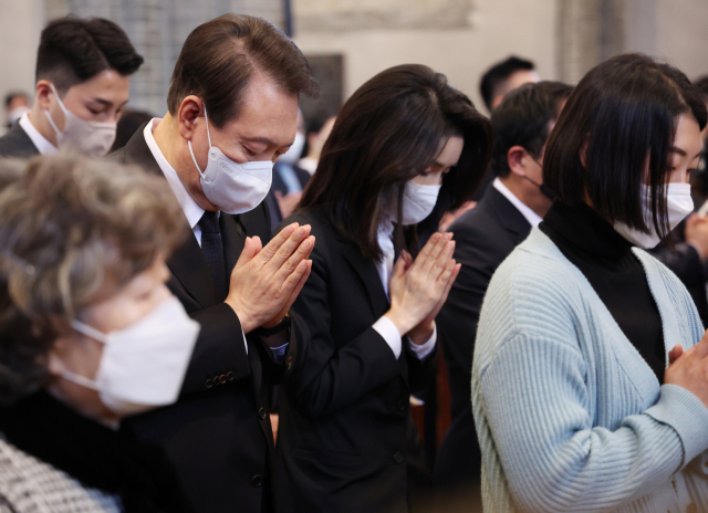 윤석열 대통령과 김건희 여사가 6일 서울 중구 명동성당에서 열린 이태원 참사 희생자 추모 미사에 참석, 기도하고 있다. 연합뉴스