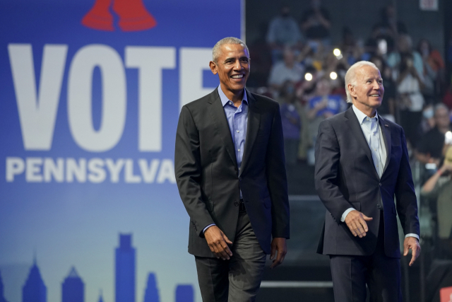 조 바이든(오른쪽) 대통령과 버락 오바마 전 대통령이 5일(현지 시간) 펜실베이니아 필라델피아에서 민주당 유세장에 도착해 함께 입장하고 있다.AP연합뉴스