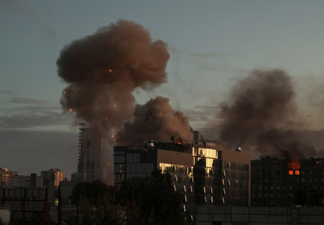 지난달 17일(현지 시간) 러시아군의 드론 공격을 받은 우크라이나 키이우의 한 건물에서 연기가 피어오르고 있다. 로이터연합뉴스