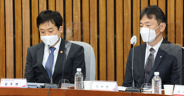 김주현(왼쪽) 금융위원장과 이복현 금융감독원장이 6일 국회에서 열린 '민생금융점검 당정협의회'에 참석해 자리에 앉아 있다. 연합뉴스