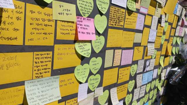6일 시민들의 추모 글들이 서울 용산구 이태원역 1번 출구 인근에 붙어 있다. 이건율 기자