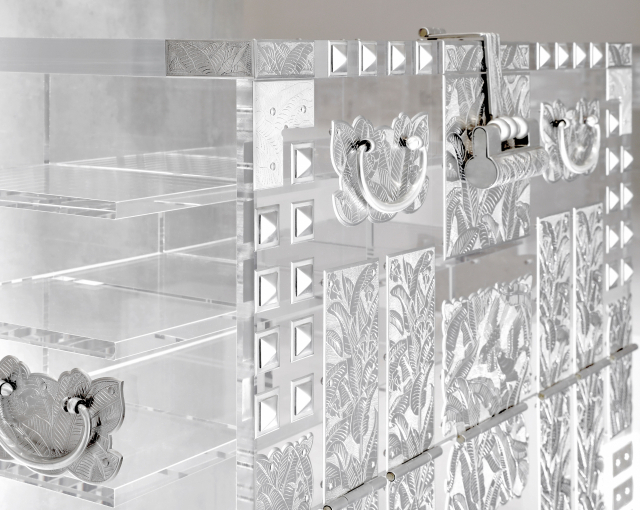현대적 재료 아크릴로 형태를 만들고 평양 반닫이 장석 장식을 단 '백골동' /사진제공=리움미술관