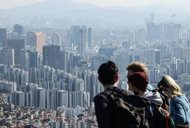 서울 인왕산에서 바라본 시내 아파트. 연합뉴스