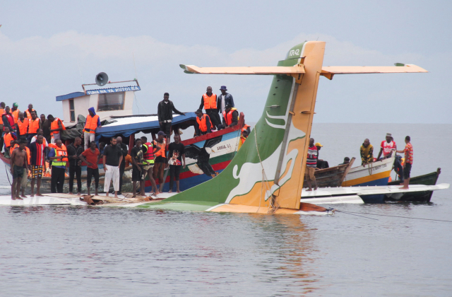 6일(현지 시간) 빅토리아 호수에 추락한 탄자니아 소형 민항기가 꼬리 부분만 남긴 채 물에 잠겨 있다. 현지 당국은 사고 여객기에 탑승 중이던 승객 46명 가운데 26명이 구조돼 인근 병원으로 옮겨졌다고 밝혔다. 로이터연합뉴스