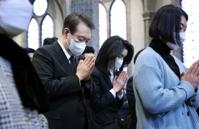 윤석열 대통령과 김건희 여사가 6일 서울 중구 명동성당에서 열린 이태원 참사 희생자 추모 미사에 참석해 기도하고 있다. 연합뉴스