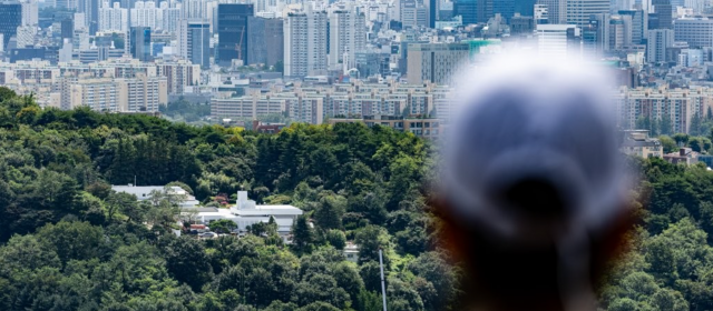 서울 남산에서 완공을 앞둔 서울 용산구 한남동 대통령 새 관저를 시민이 바라보고 있다. 연합뉴스