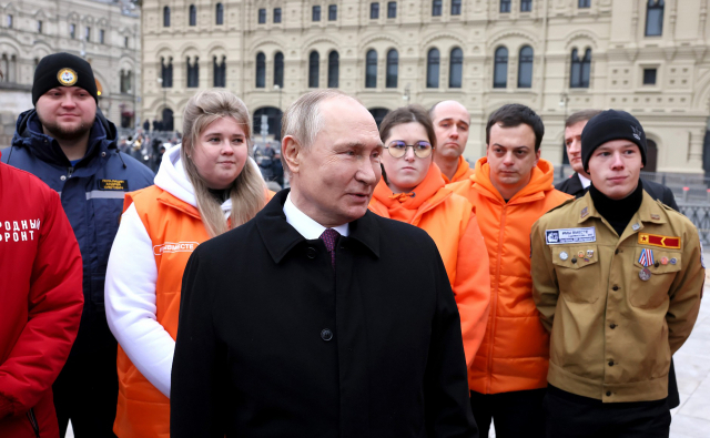 블라디미르 푸틴(가운데) 러시아 대통령이 러시아 국경일 ‘국민 통합의 날’인 지난 4일(현지 시간) 모스크바 붉은 광장에서 기념 행사에 참석하고 있다. UPI연합뉴스