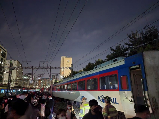 6일 오후 9시께 용산역을 출발한 무궁화호 열차가 탈선해 시민을이 열차에서 내려 이동하고 있다. 커뮤니티 캡처