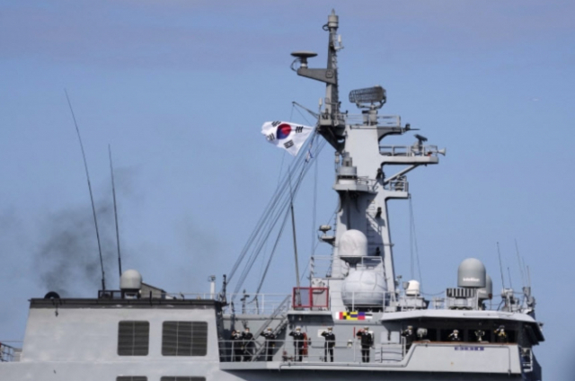 일본 해상자위대 주최로 6일 가나가와현 사가미만에서 열린 국제관함식에서 한국 해군 장병들이 거수경례하고 있다. 한국 해군은 이번 관함식에 최신예 군수지원함 ‘소양함’(1만1000t급)을 보냈다. 연합뉴스