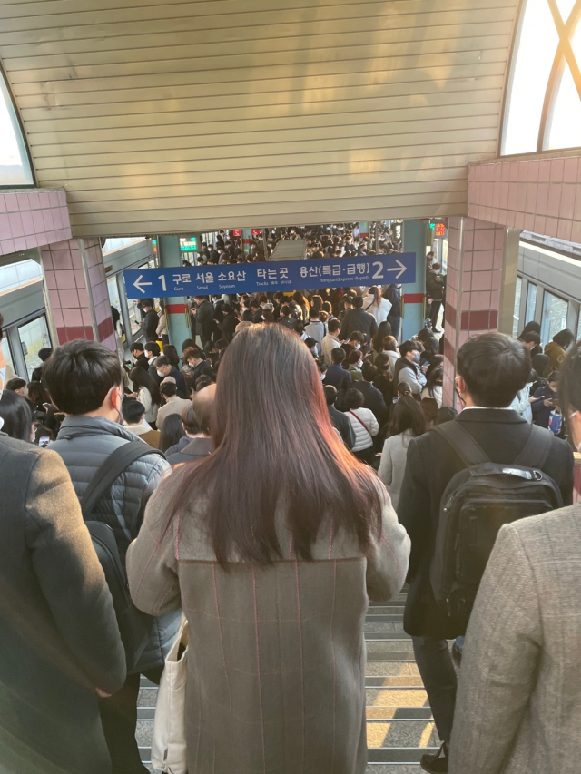 서울지하철 1호선 구로역 역사 내부가 출근길 시민들로 붐비고 있다./독자제공