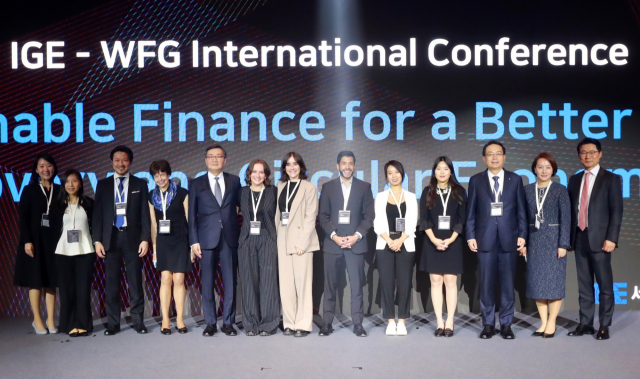 손태승(오른쪽 세번째) 우리금융그룹 회장이 지난 4일 서울 중구 신라호텔에서 글로벌 복합위기 대응 및 ESG경영 확산을 위해 국제컨퍼런스를 개최하고 있다. 사진 제공=우리금융