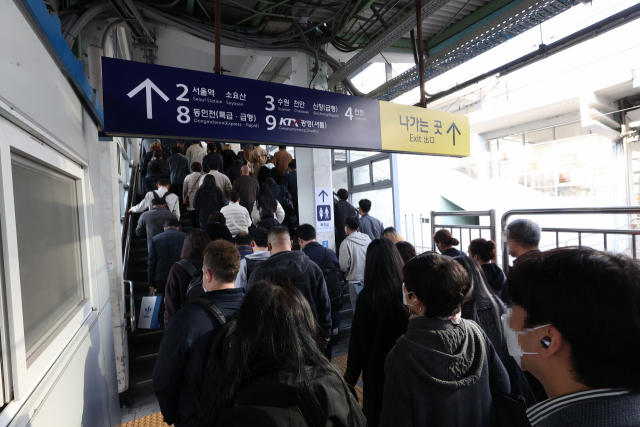 7일 오전 서울지하철 1호선 구로역이 지하철에 탑승하려는 시민들로 붐비고 있다. 연합뉴스
