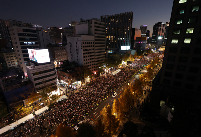 지난 5일 시청역 인근에서 핼러윈데이 이태원 참사 희생자 추모 및 정부 규탄 촛불집회가 열리고 있다. 연합뉴스