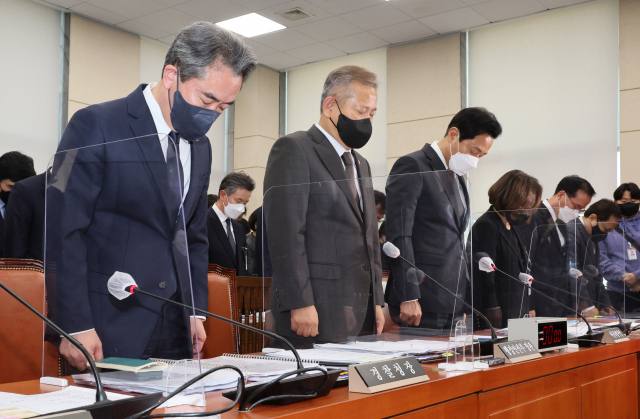 7일 오후 국회에서 열린 행정안전위원회에서 윤희근 경찰청장(왼쪽부터), 이상민 행정안전부 장관, 오세훈 서울시장, 박희영 용산구청장, 김광호 서울경찰청장이 묵념하고 있다./연합뉴스