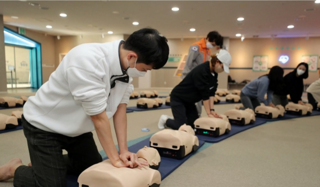 시민들이 심폐소생술(CPR)을 배우고 있다. 연합뉴스 캡처