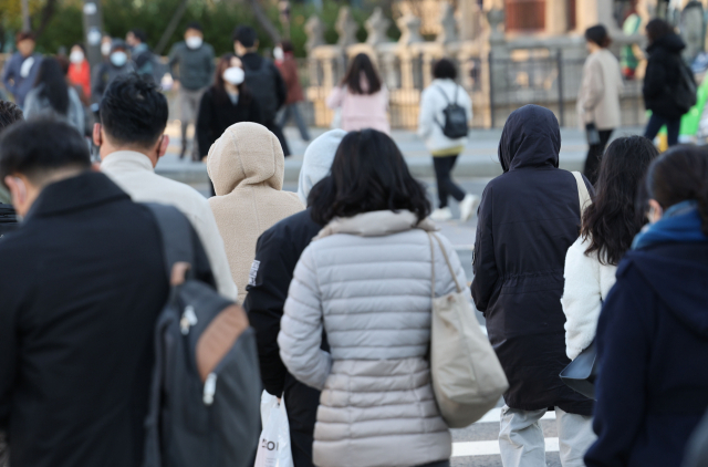 시민들이 서울 광화문 사거리를 지나고 있다. 연합뉴스
