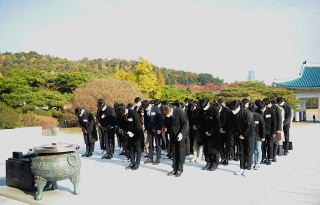 7일 서울국립현충원에서 한화시스템 신입사원들이 참배하고 있다. 사진제공=한화시스템