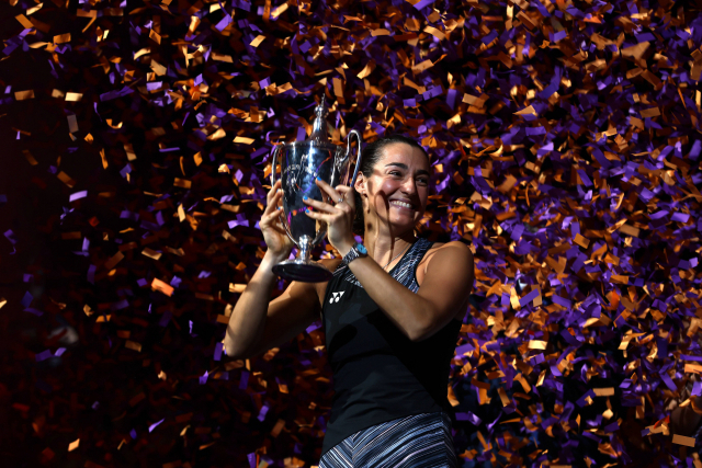 8일 WTA 투어 파이널스 포트워스 단식 우승 후 트로피를 들고 웃고 있는 카롤린 가르시아. AFP연합뉴스