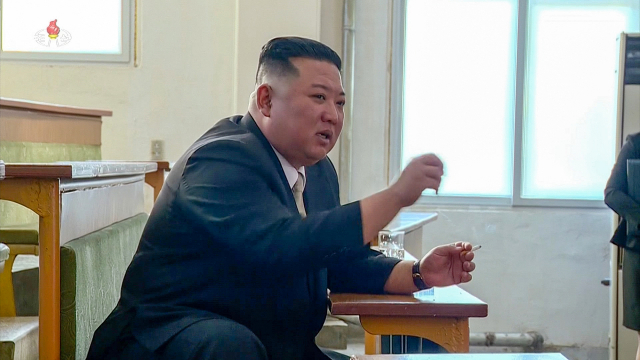북한 김정은 국무위원장이 지난 10월 노동당 중앙간부학교를 방문해 기념강의를 하고 있다.연합뉴스
