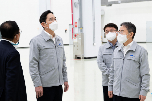 이재용 삼성전자 회장이 8일 삼성전기 부산사업장을 찾아 MLCC 원료 제조 현장을 점검하고 있다. 사진 제공=삼성전자