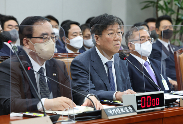 김대기 대통령 비서실장이 8일 국회 운영위원회에서 열린 대통령비서실·국가안보실·대통령 경호처에 대한 국정감사에서 의원질의에 답변하고 있다. 앞줄 왼쪽부터 김성한 국가안보실장, 김대기 대통령 비서실장, 김종철 경호처 차장. 연합뉴스