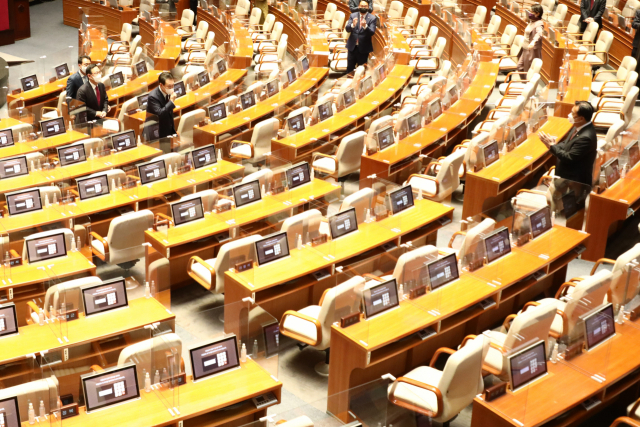 윤석열 대통령이 10월 25일 오전 국회 본회의장에서 내년도 정부 예산안에 대한 시정연설을 마친 뒤 텅 빈 야당 의원석을 지나 퇴장하고 있다. 연합뉴스