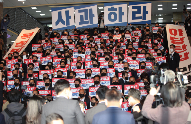 이재명 더불어민주당 대표와 의원들이 10월 25일 윤석열 대통령이 예산안 시정연설을 마치고 국회를 떠난 뒤 피켓을 들고 구호를 외치고 있다. 연합뉴스